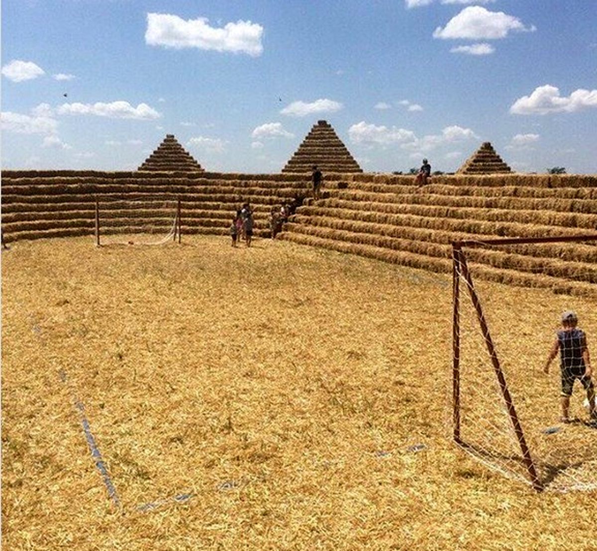 ساخت ورزشگاه جام جهانی ۲۰۱۸ با کاه! + عکس