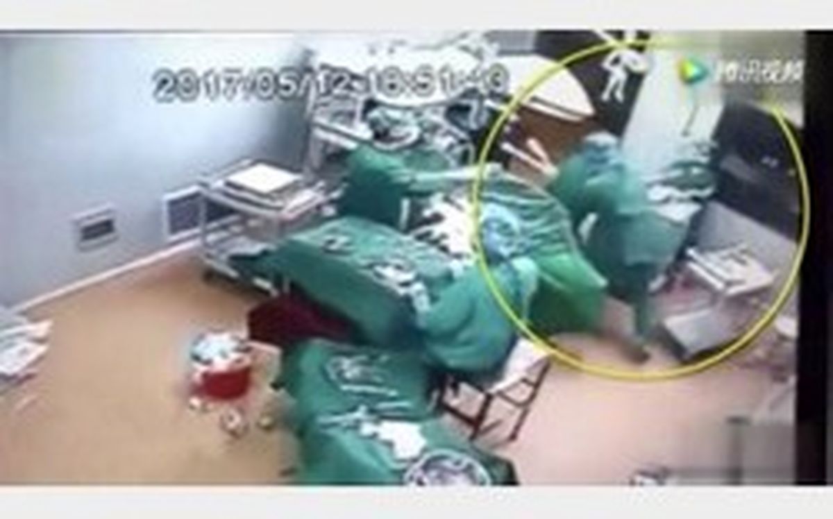 درگیری جراحان در اتاق عمل +عکس