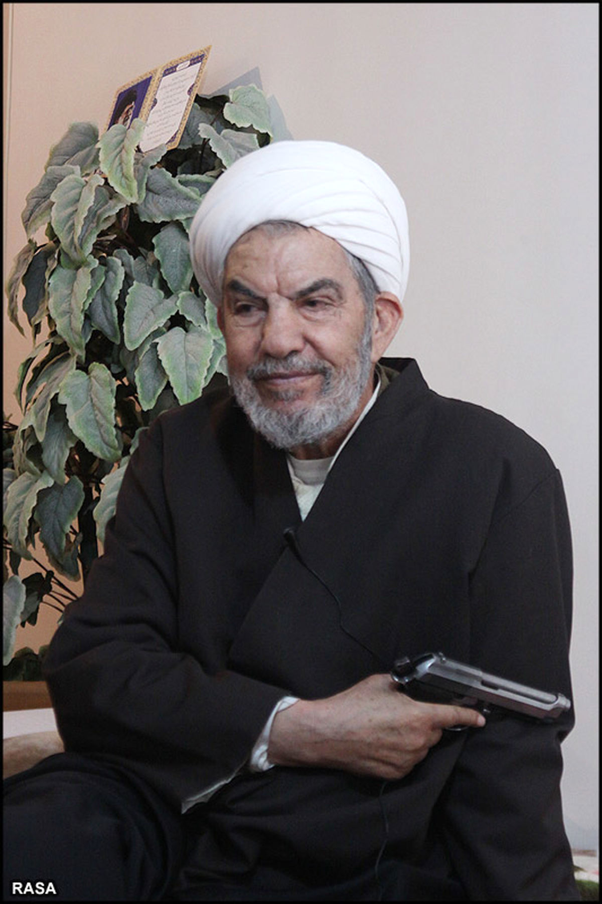 عکس : اسلحه غلامرضا حسنی امام جمعه سابق ارومیه!