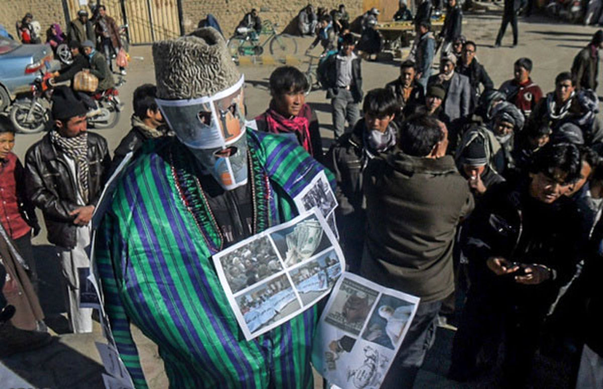 اهداء نشان جالب به کرزای!+عکس