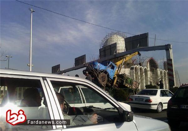 عکس: تصادف عجیب کامیون در تهران