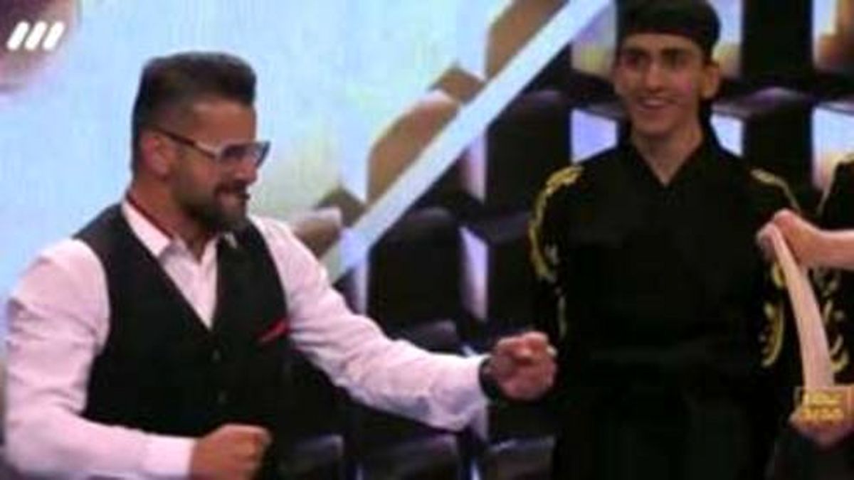 تخته شکانی امین حیایی بر روی صحنه عصر جدید +فیلم
