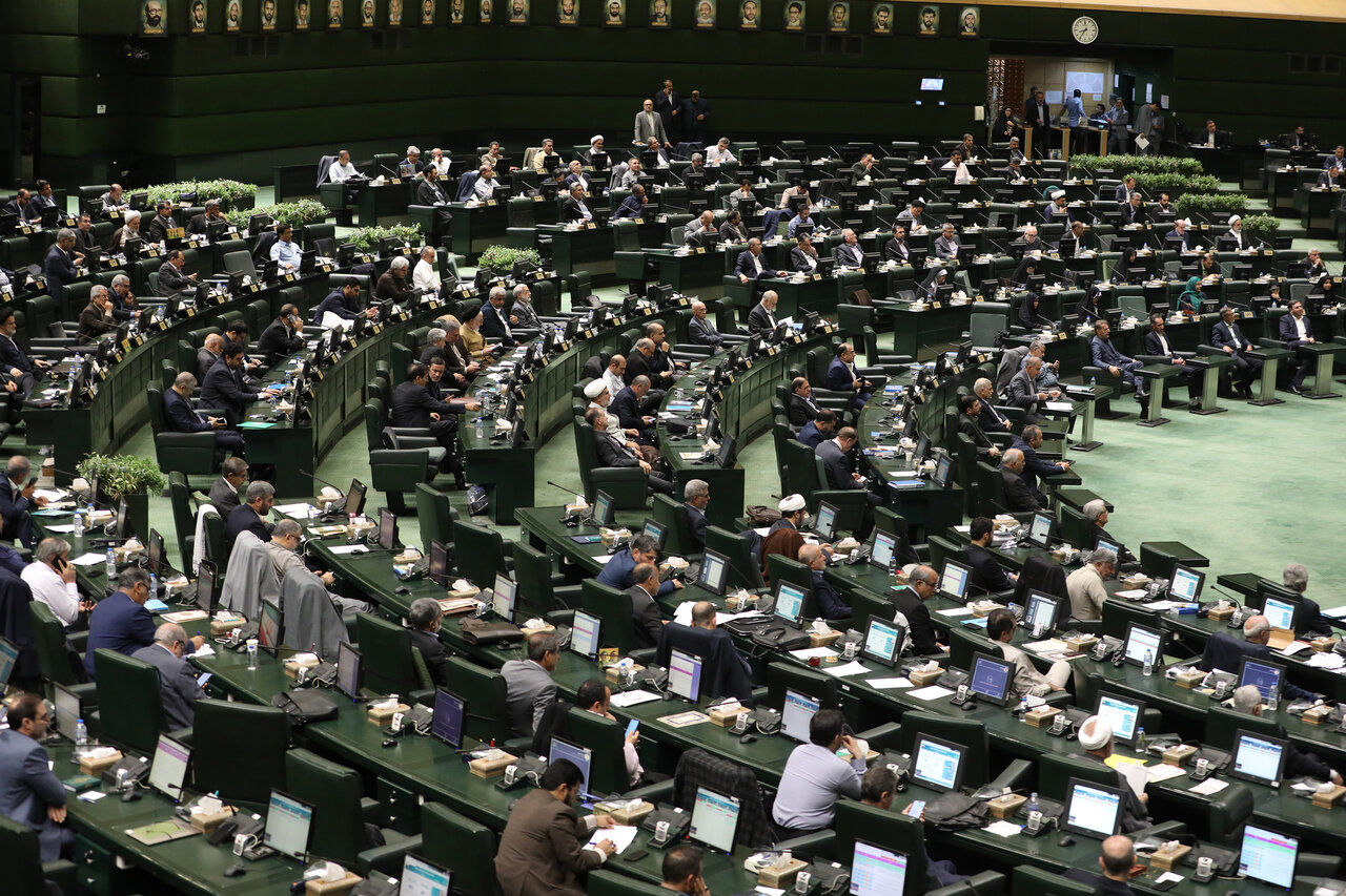 انتقاد نماینده مجلس به گرانی ها/ اقلام خوراکی ۶۵ درصد، یک گرم طلا ۱۴۴ درصد