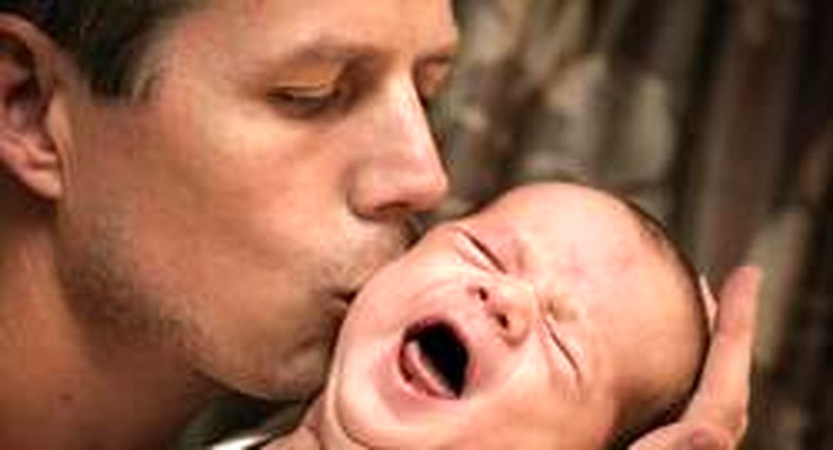 ۳ فائده محبت به کودک با بوسیدن