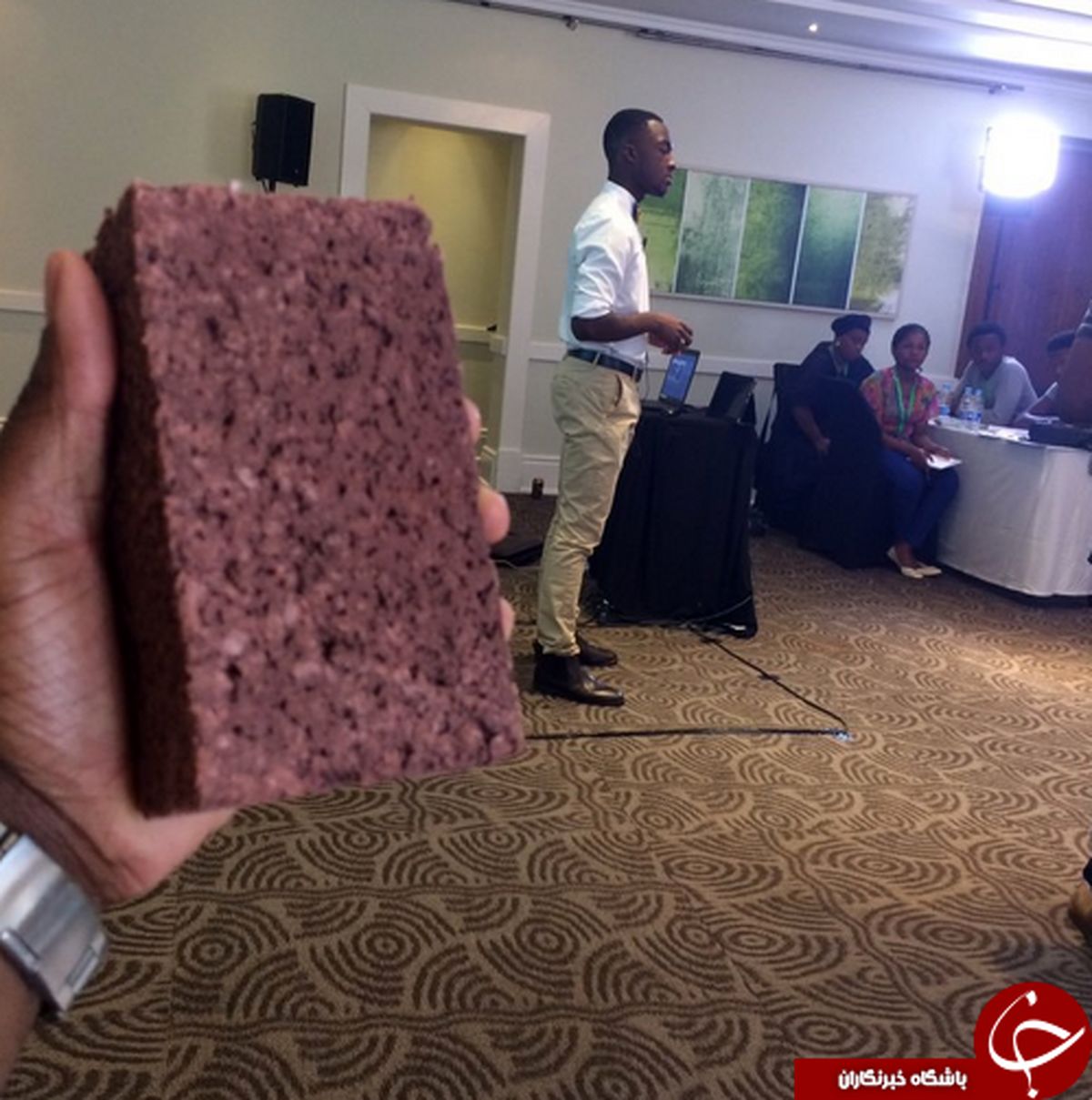 مخترع آفریقایی از کاغذ باطله آجر ساخت! +عکس