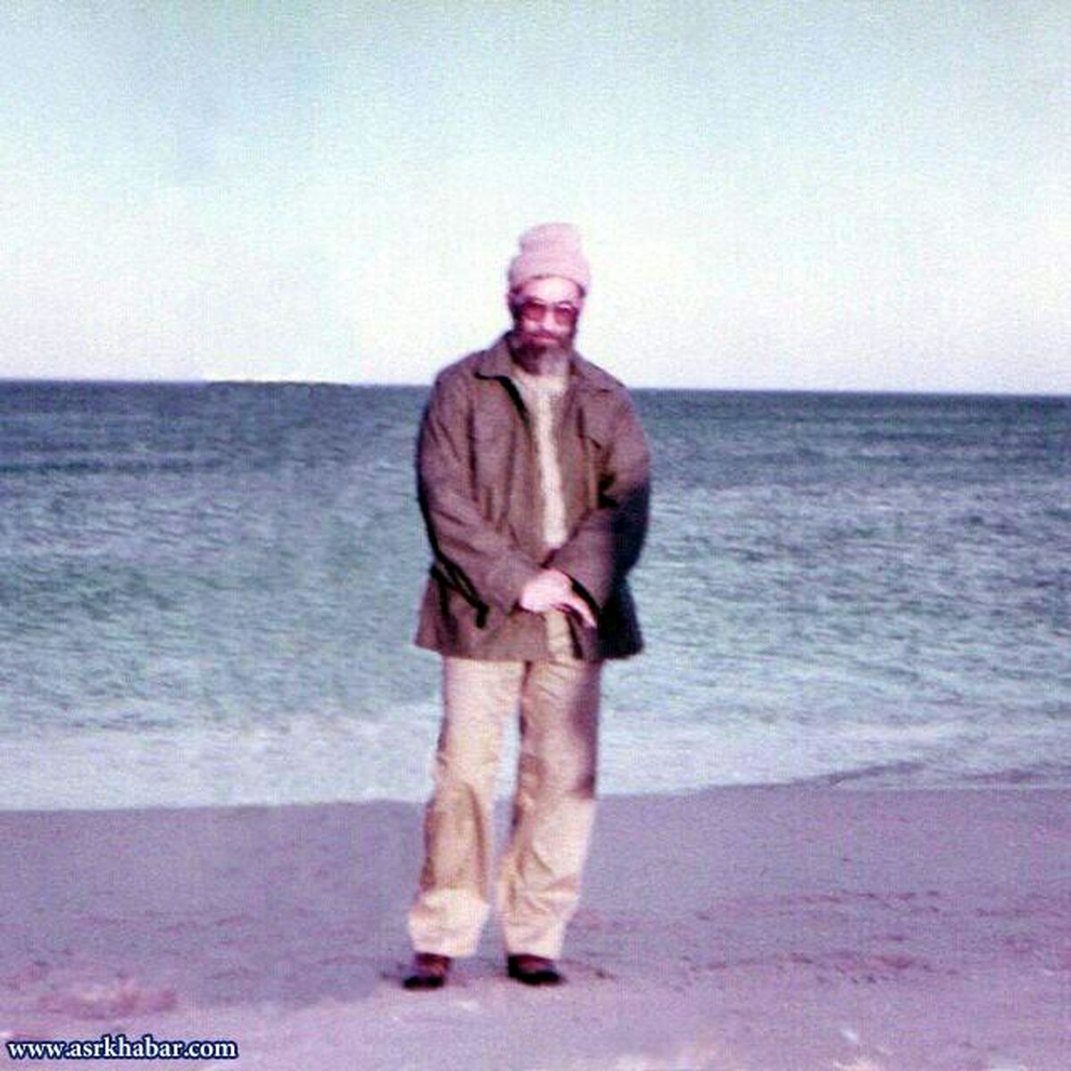 تصویری دیده نشده از رهبر انقلاب در کنار دریا