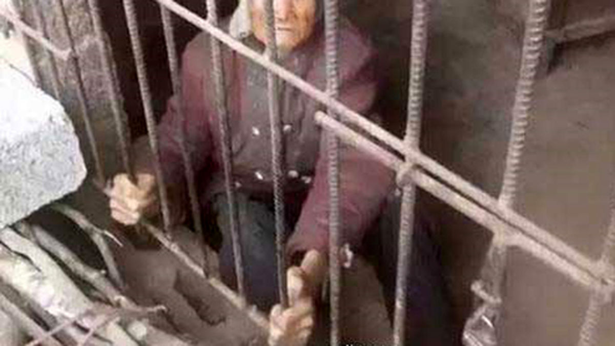 ویدئویی دردناک از حبس پیرزن توسط پسرش بخاطر حقوق بازنشستگی