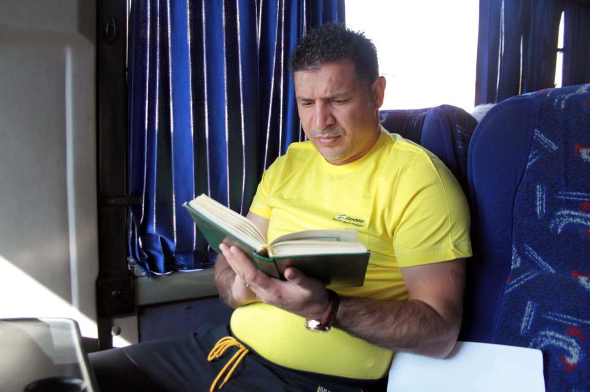 قرآن خواندن علی دایی در اتوبوس /عکس