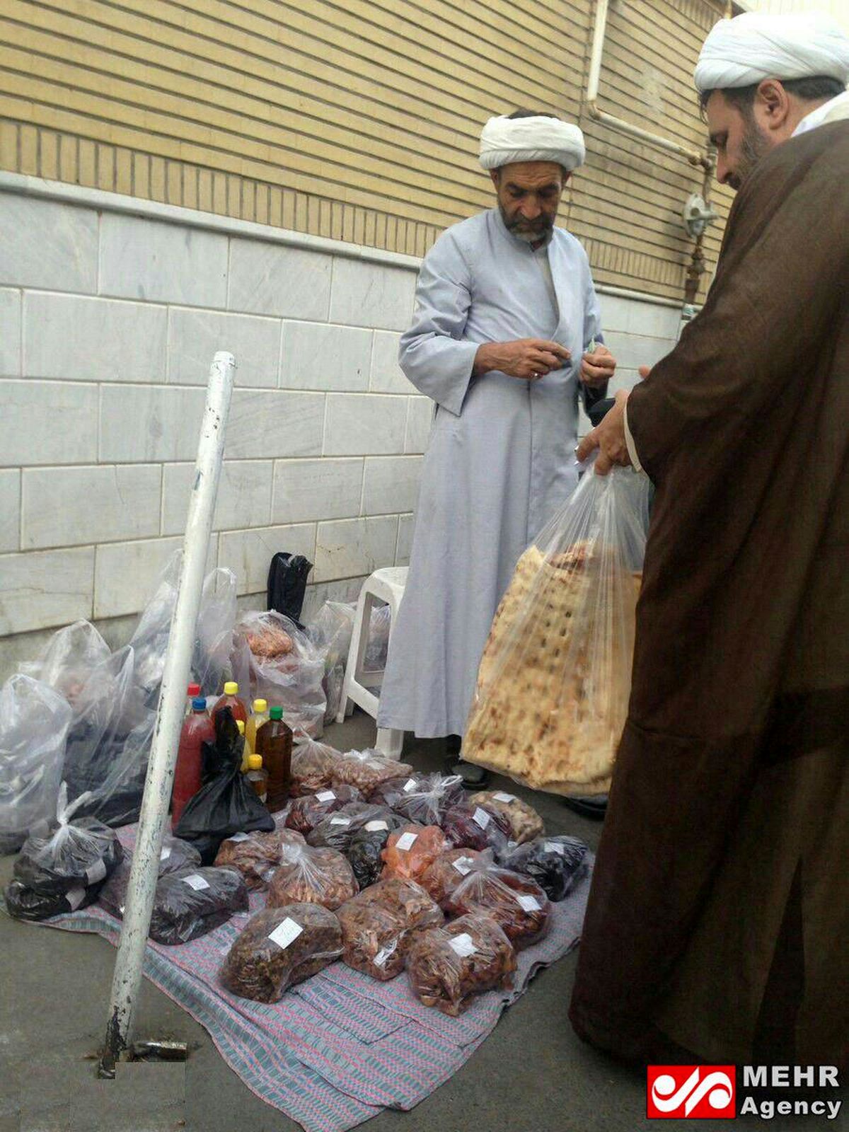 دستفروشی یک روحانی در قم +عکس