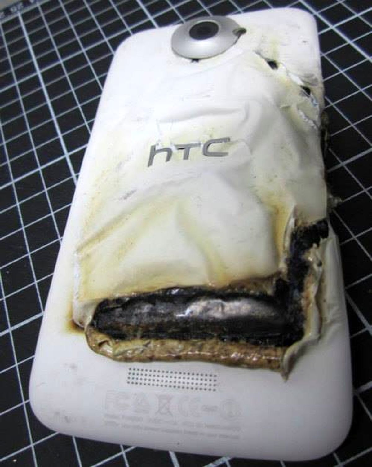 HTC One X هم منفجر شد/عکس