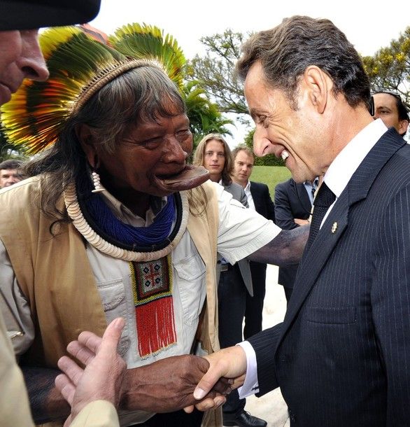 عکس/ملاقات سارکوزی با مرد لب بشقابی!