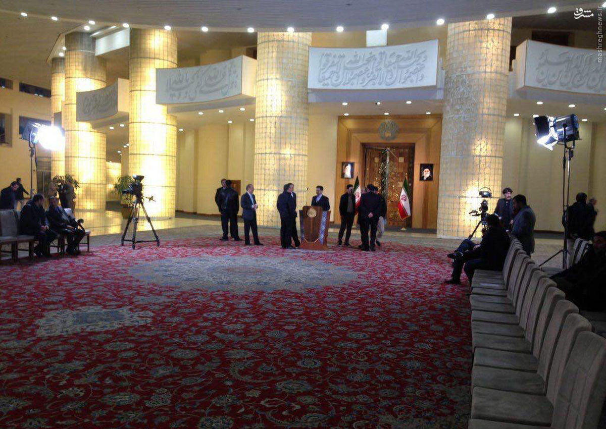 عکس: آماده سازی محل سخنرانی روحانی