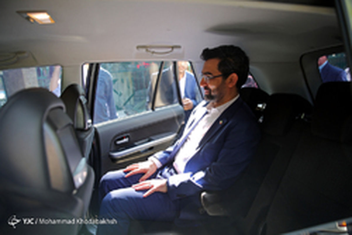 عکس: خودروی شاسی بلند وزیر ارتباطات