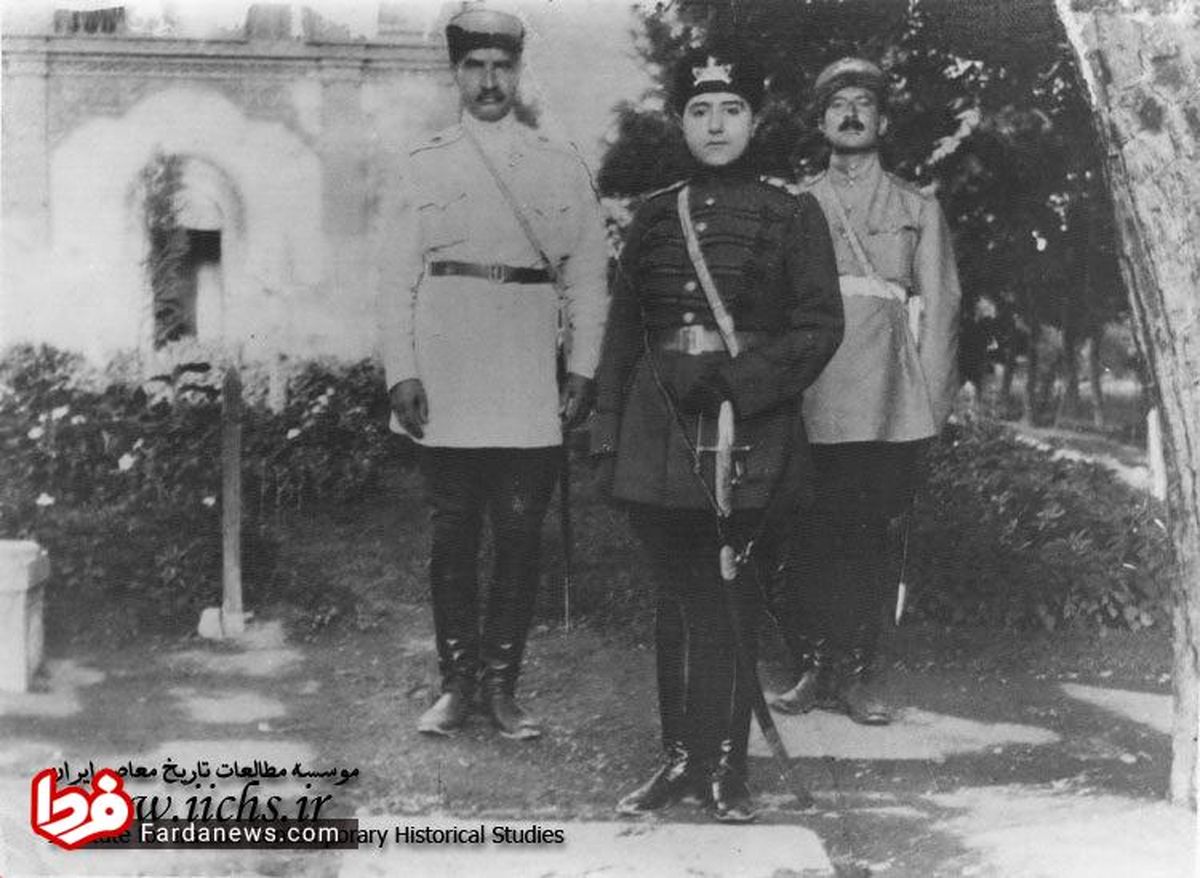 عکس دیده نشده از آخرین شاه قاجار کنار اولین شاه پهلوی