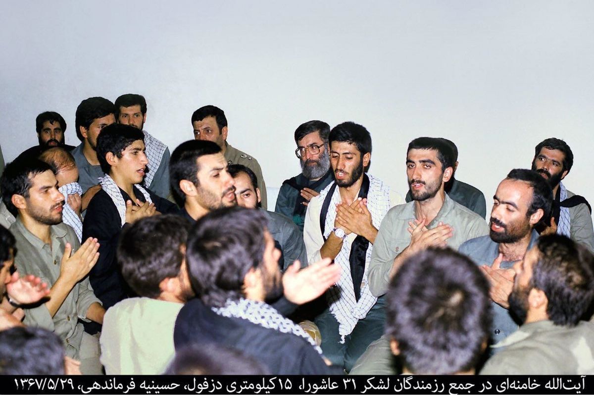 عکس: سینهزنی رهبر انقلاب در مراسم عزاداری محرم