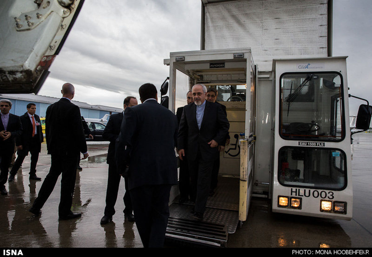 پياده‌شدن ظريف از هواپيما با بالابر/عکس