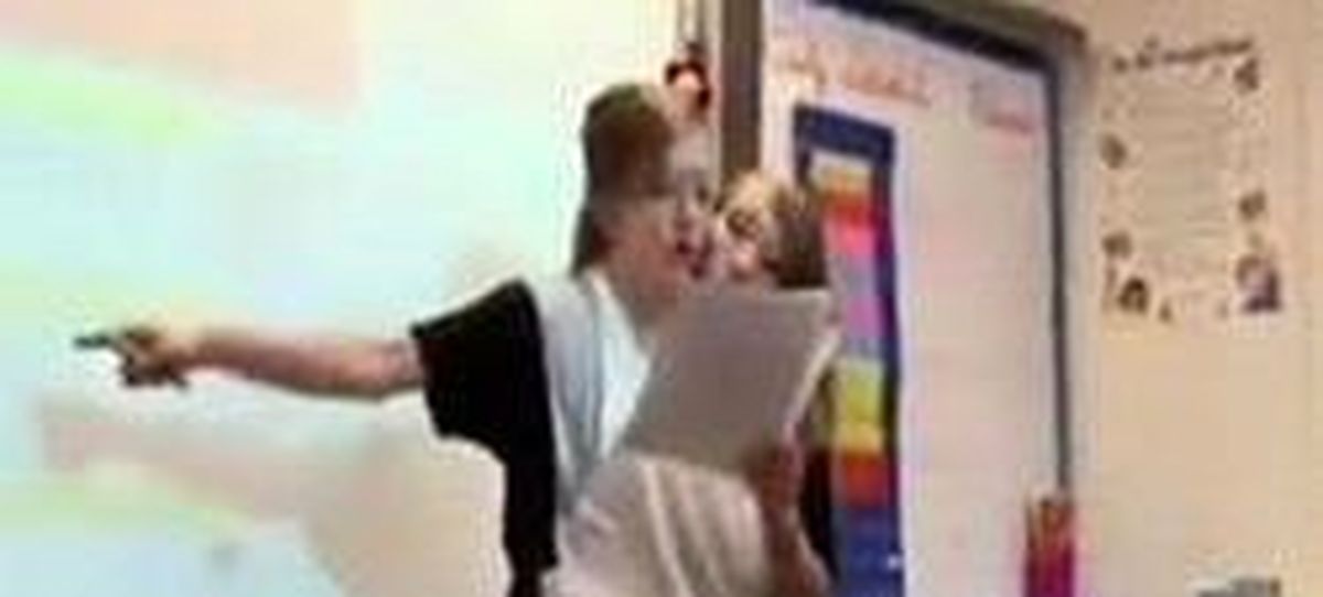 دو قلو‌های بهم چسبیده، معلم مدرسه شدند! +عکس