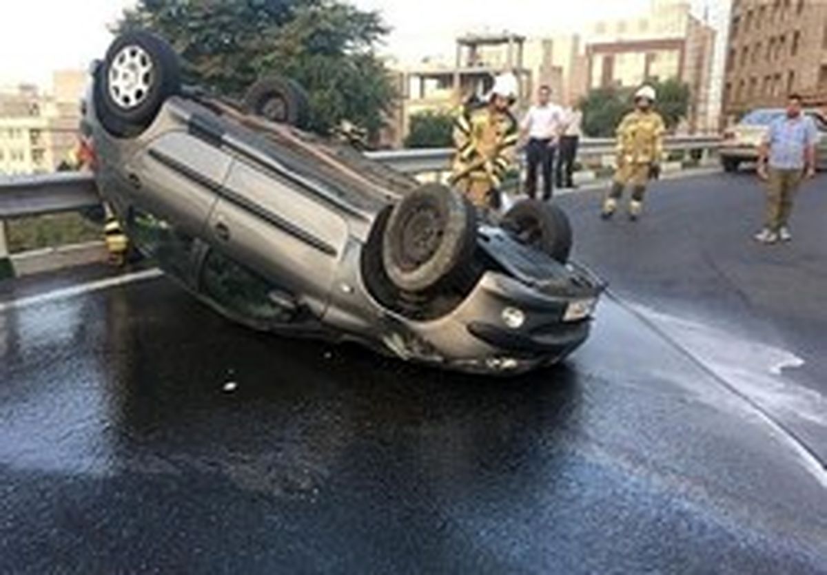 واژگونی پژو ۲۰۶ حین ورود به بزرگراه آبشناسان +تصاویر