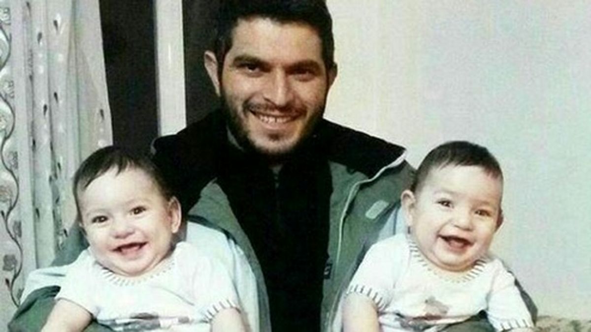 بازی پدرانه شهید مدافع حرم با دوقلوهایش +فیلم