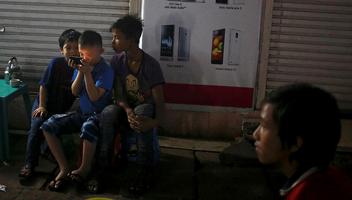 عکس/ هیجان آشنایی با تلفن همراه