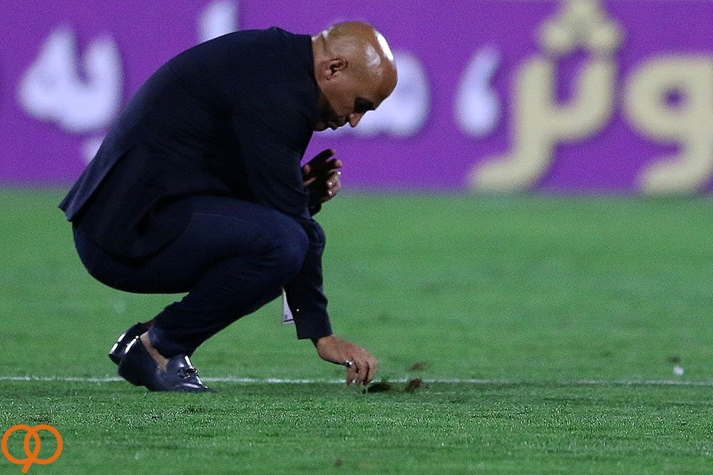 عکس: وقتی منصوریان فاتحه خواند