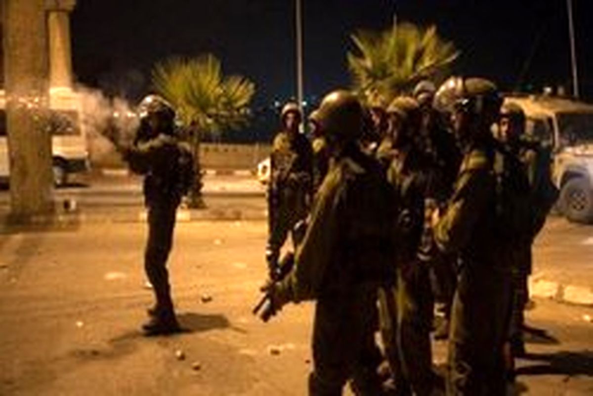 صهیونیستها ۱۰ فلسطینی را در کرانه باختری بازداشت کردند