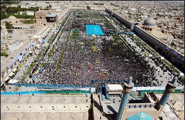دو استقبال متفاوت از احمدی نژاد!/ تصویر