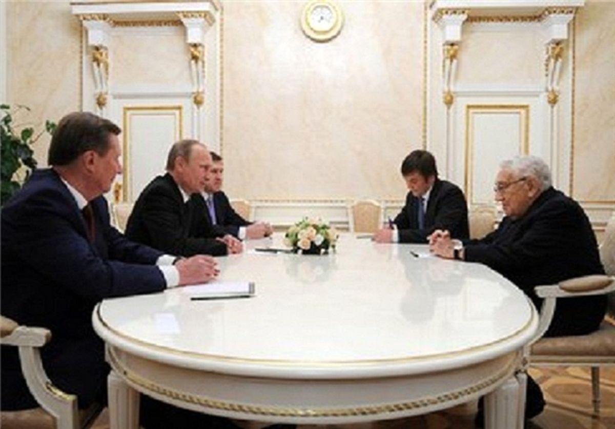 «کسینجر» با «پوتین» دیدار کرد/عکس