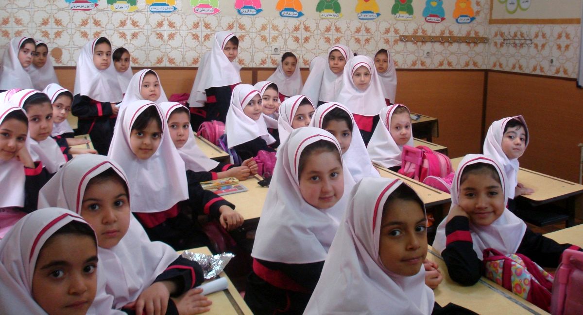 سرگردانی ۷۰۰ دانش‌آموز در یک مدرسه دولتی/ بی‌برنامگی آموزش و پرورش بلای جان والدین