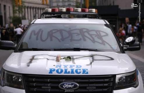 عکس: هدیه معترضین به پلیس نژادپرست آمریکا