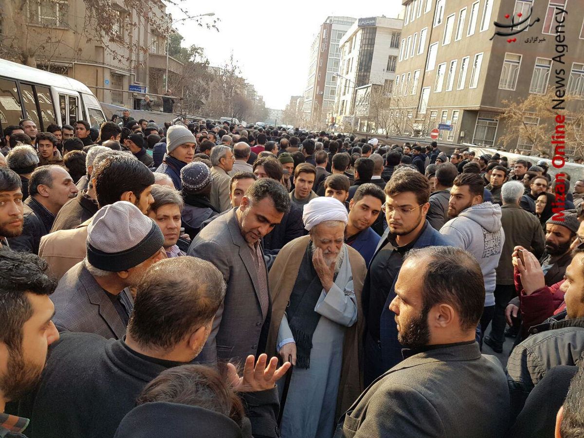 ازدحام جمعیت در دانشگاه تهران/ امام جمعه تهران برگشت