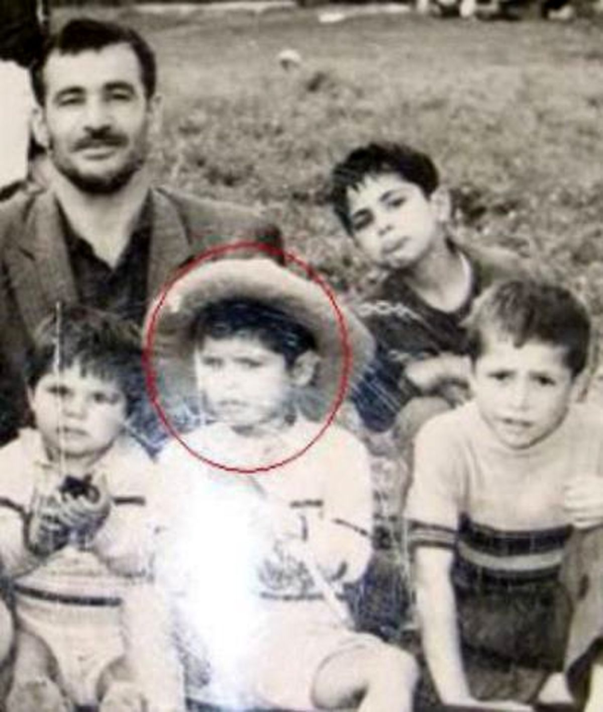 علی دایی کنار پدر و برادرانش/عکس