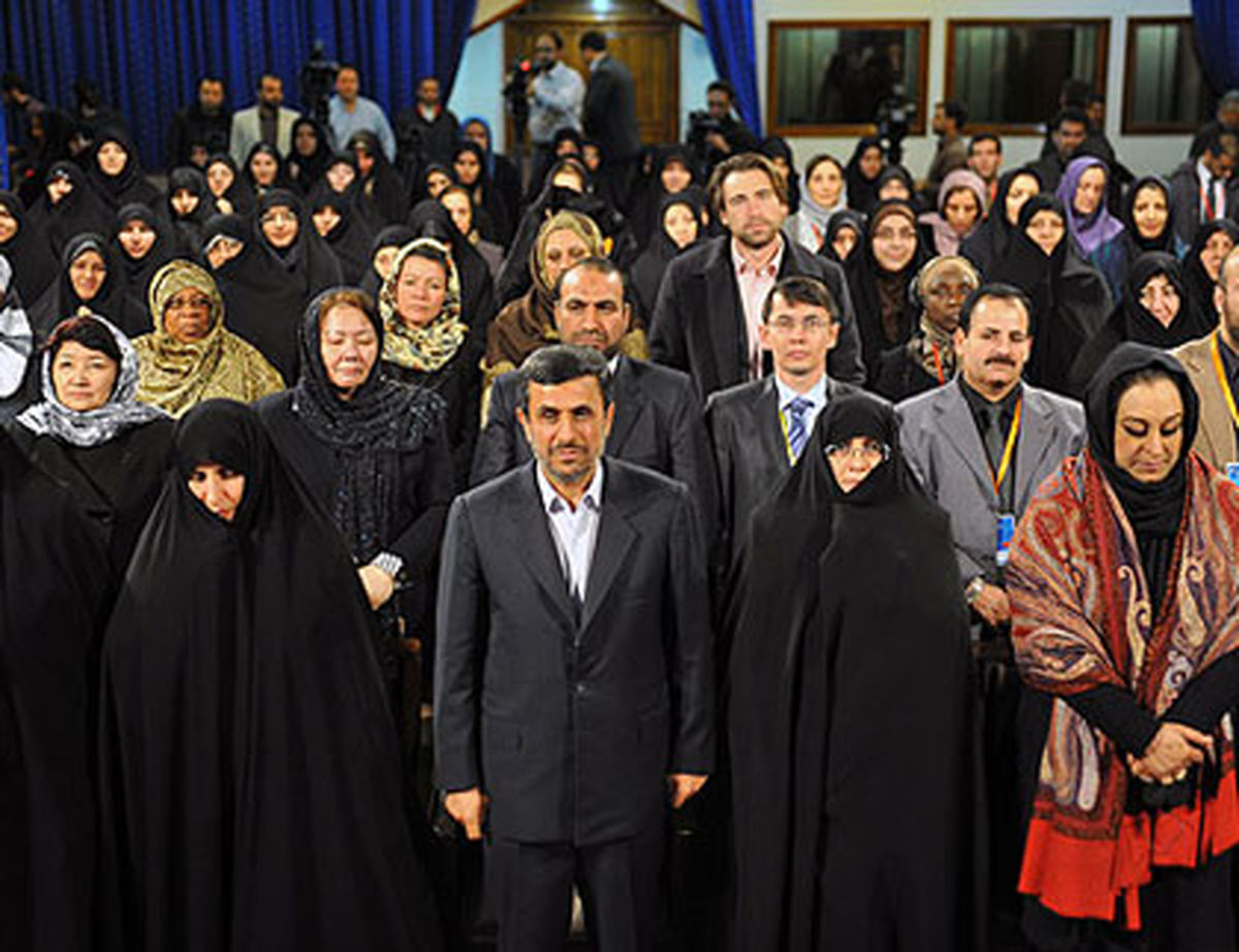 احمدی‌نژاد درمیان‌خواهر وهمسرش/تصویر