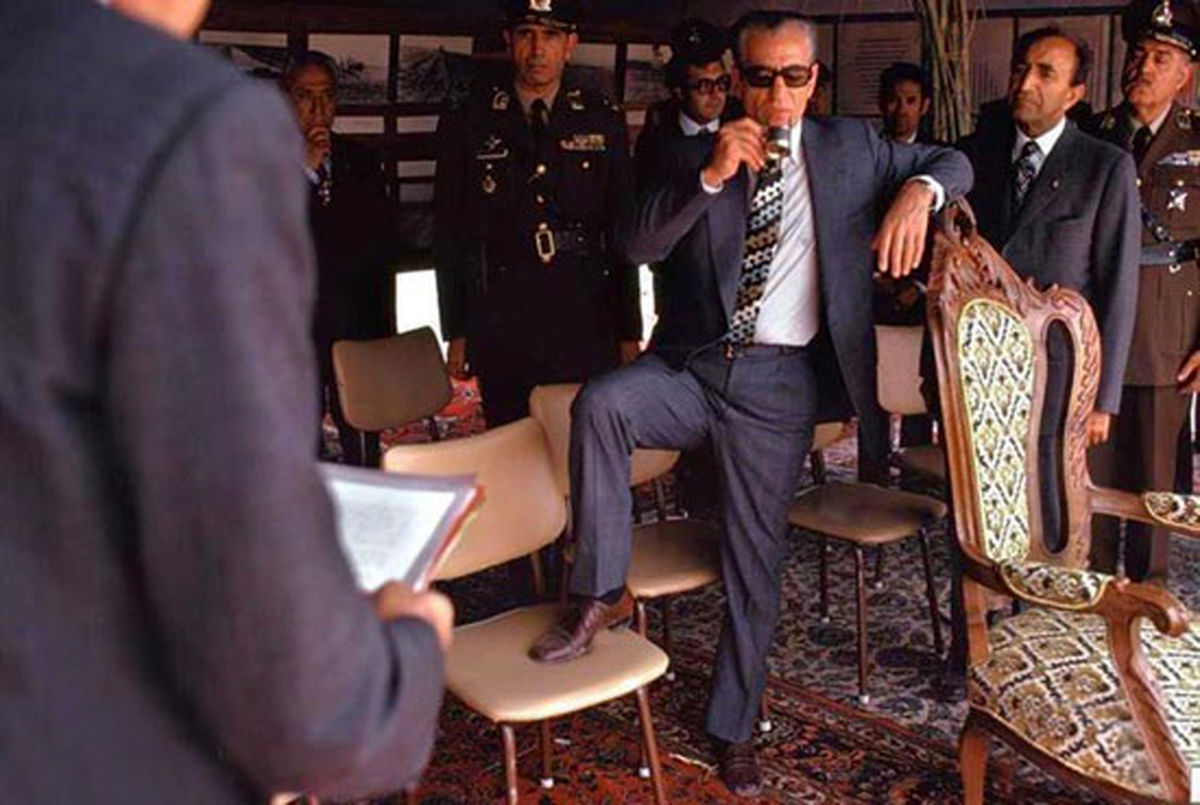 عكس/ تكبر شاه و دريوزگي نوكرانش!