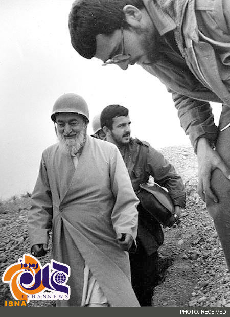 یک عضو خبرگان با کلاه‌خود / عکس