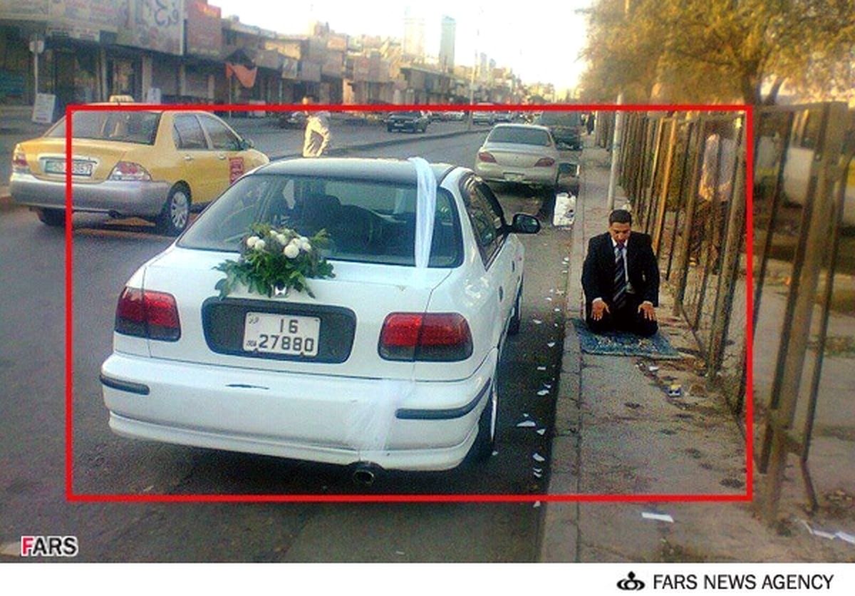 نمازخواندن داماد کنار خیابان / عکس