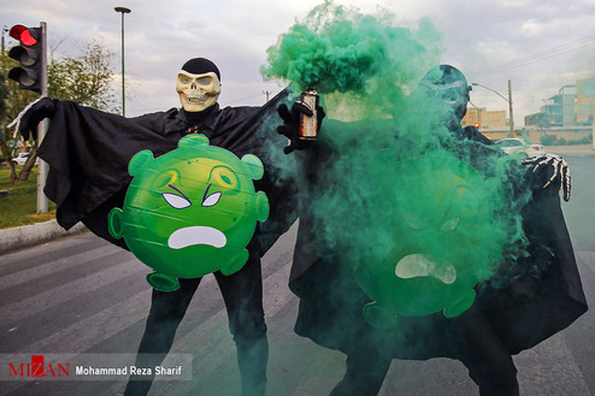 تصاویر: افرادی با تن پوش‌های هیولای کرونا در اصفهان