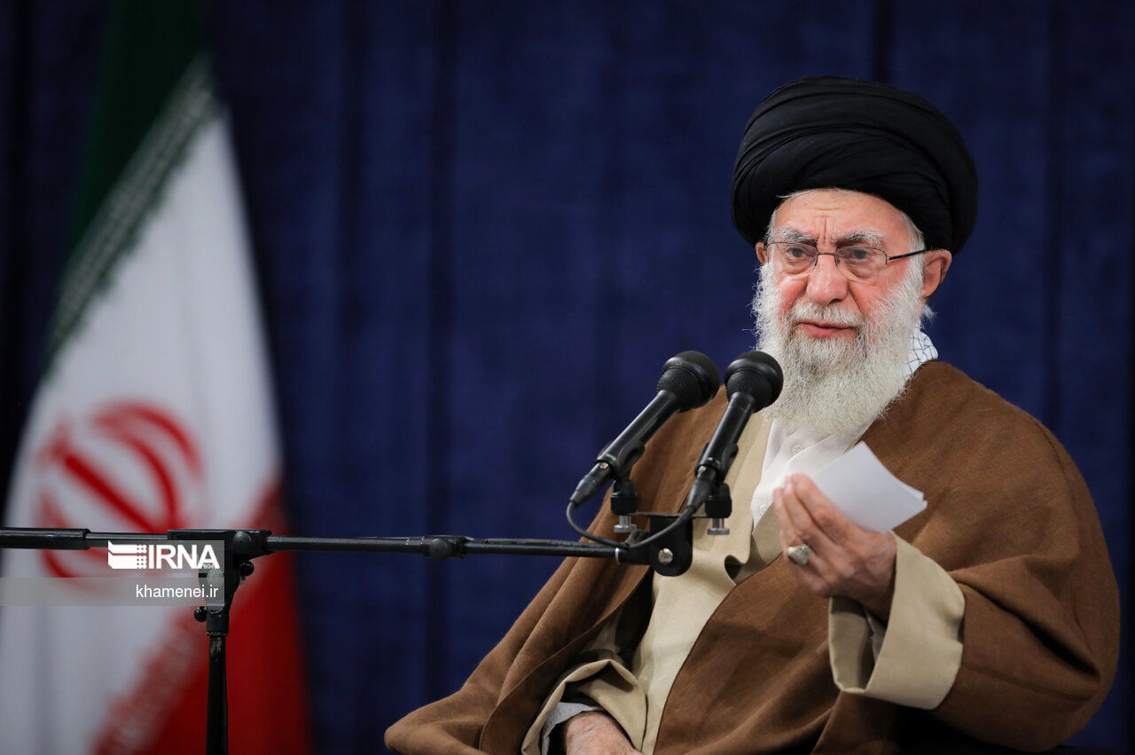 تصاویر دیدار دست‌اندرکاران کنگره شهدای لرستان با رهبر انقلاب