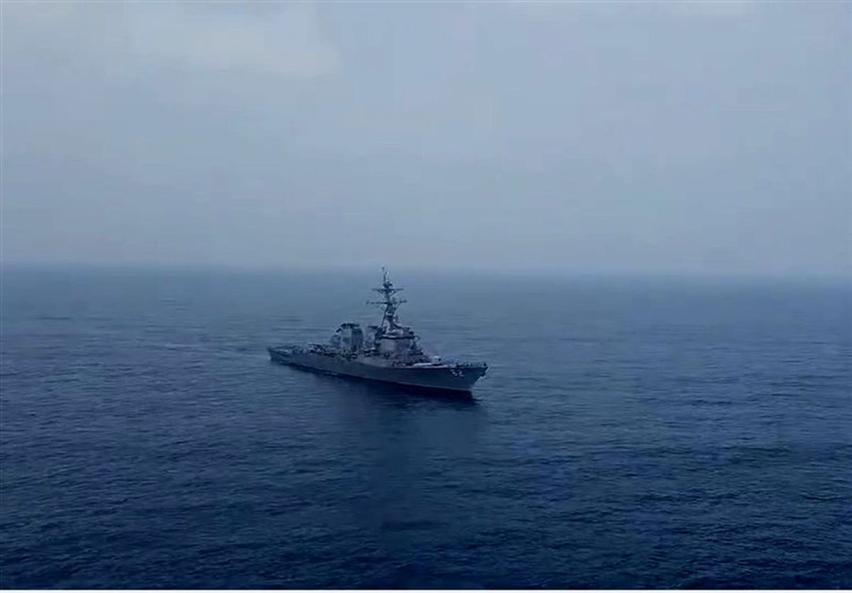 هشدار بالگرد نیروی دریایی ارتش به ناوشکن آمریکایی در دریای عمان
