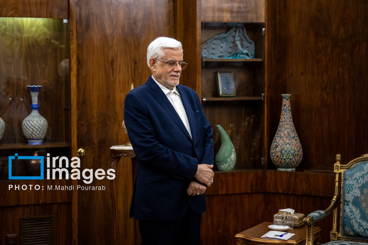 عارف: غرب به ایران هراسی و آفریقا گریزی دامن زده است