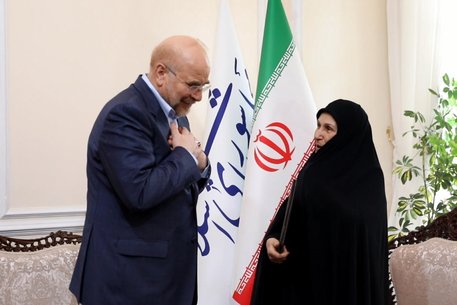 تصاویر: دیدار مادر شهیدان خالقی پور با قالیباف