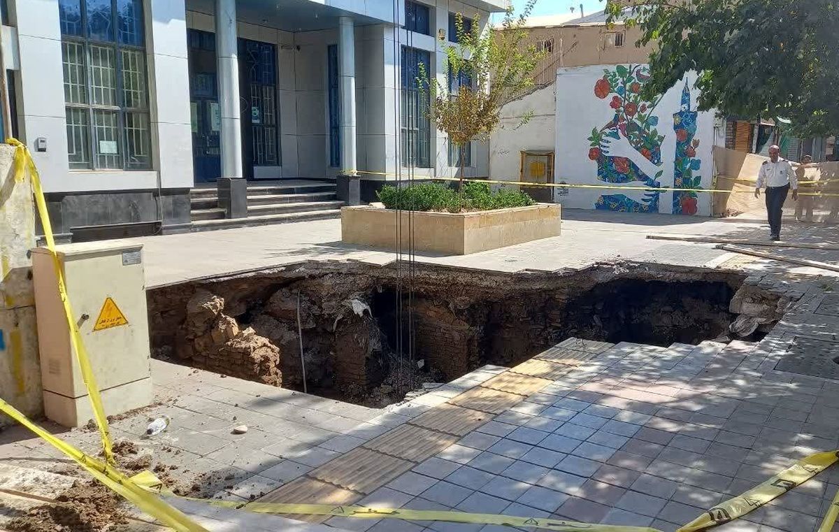 زمین در خیابانی در مشهد دهان باز کرد + عکس