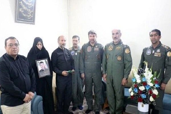 فرمانده هوانیروز ارتش: خانواده‌های شهدای جنگ تحمیلی ۱۲ روزه در اقتدار کشور شریک هستند