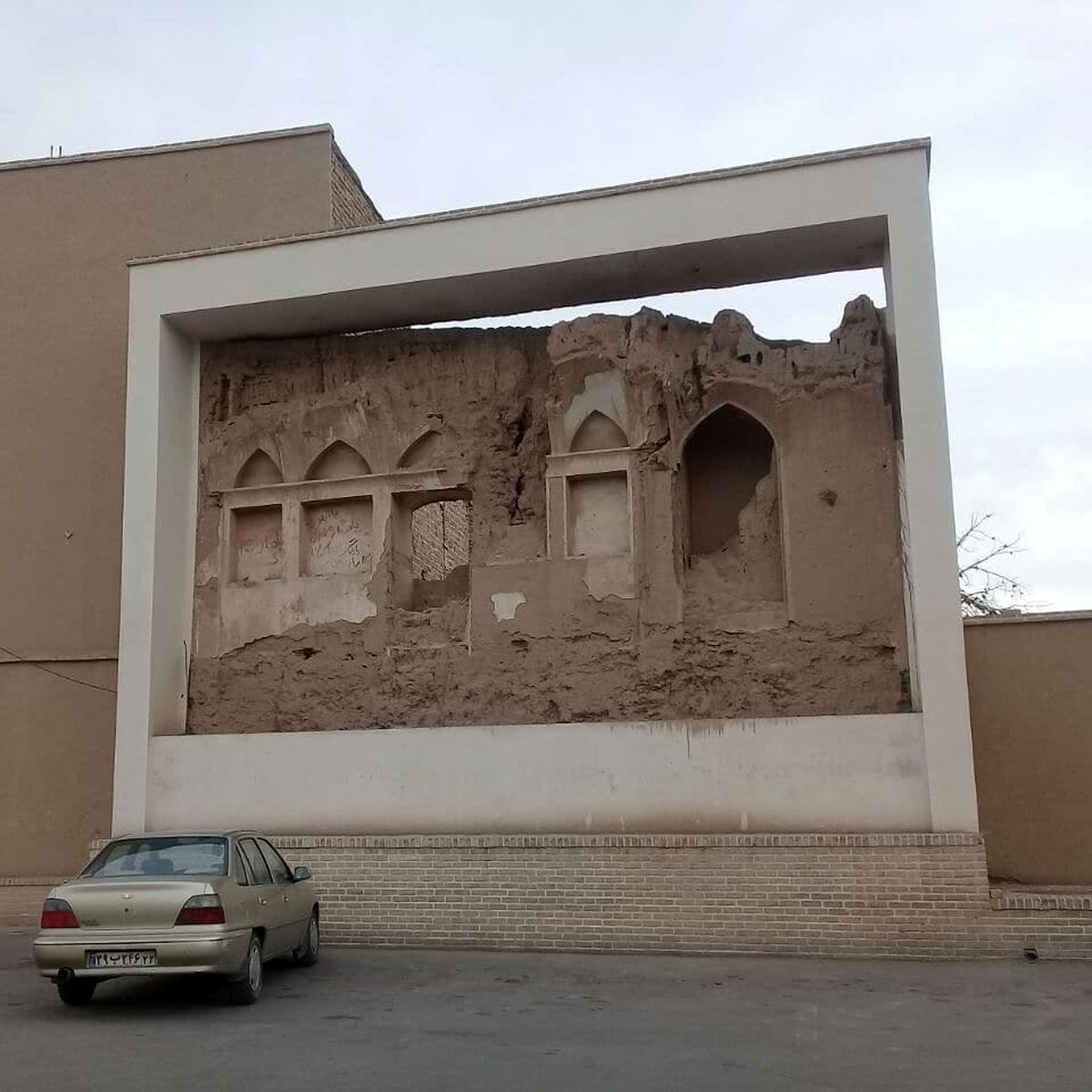 کاری زیبا و خلاقانه از قاب بخش باقی مانده از خانه‌ای قدیمی +عکس