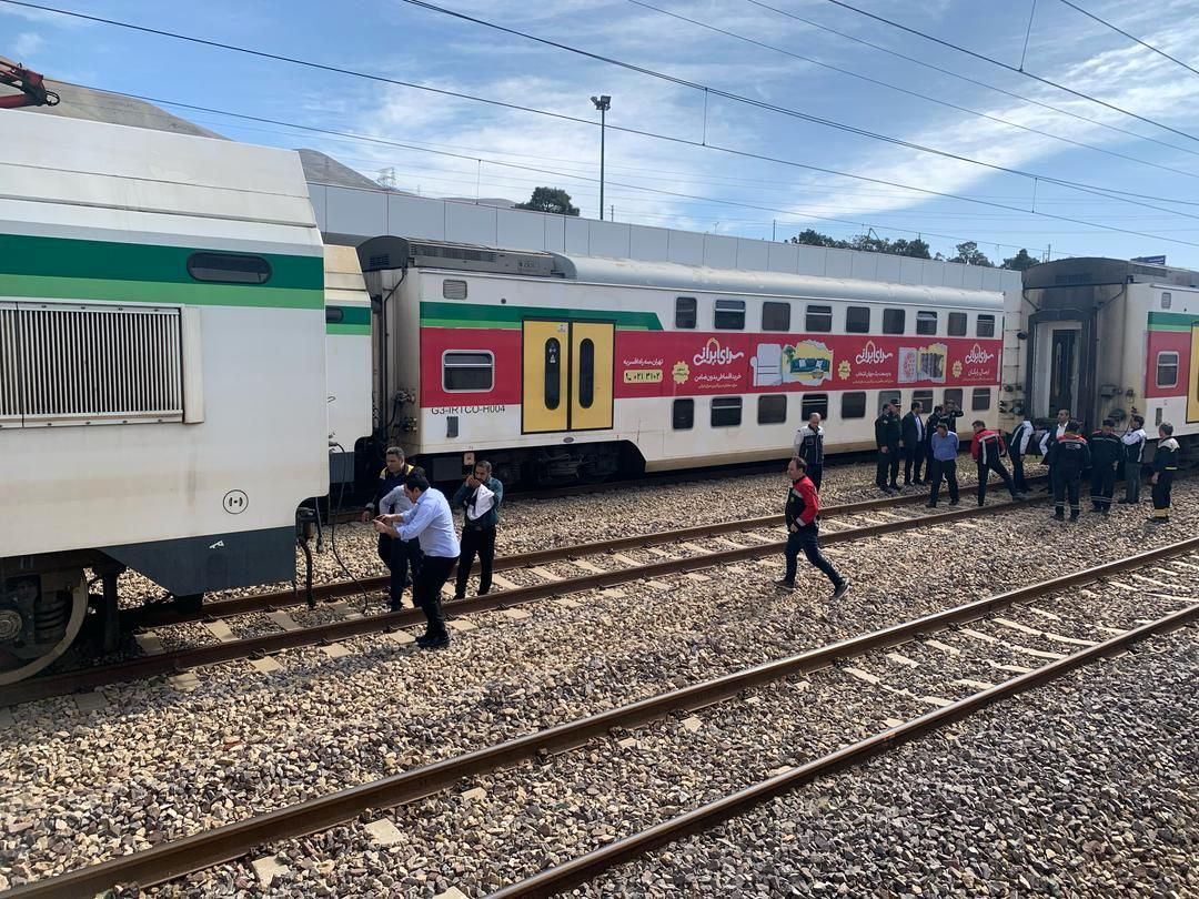 جدا شدن لکوموتیو از واگن در قطارهای خط پنج مترو / سرگردانی مسافران