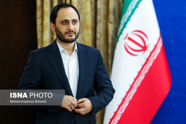 حضور سخنگوی دولت در ورزشگاه برای تماشای دربی