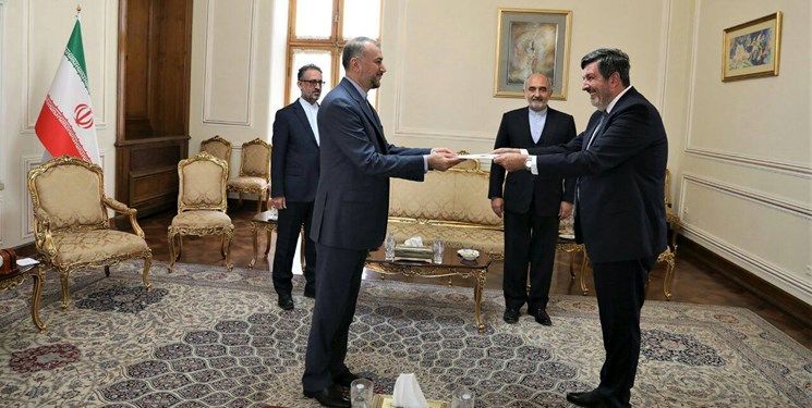 تقدیم رونوشت استوارنامه سفیر جدید اروگوئه به امیرعبداللهیان