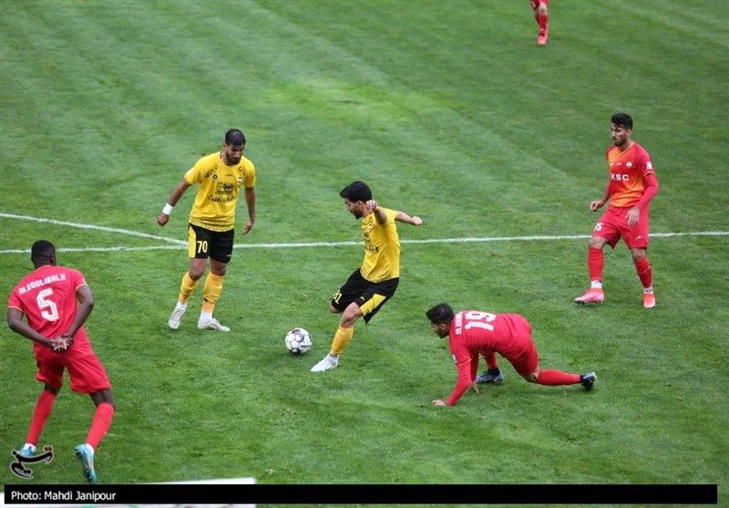 پیروزی آسان سپاهان مقابل فولاد ۱۰ نفره