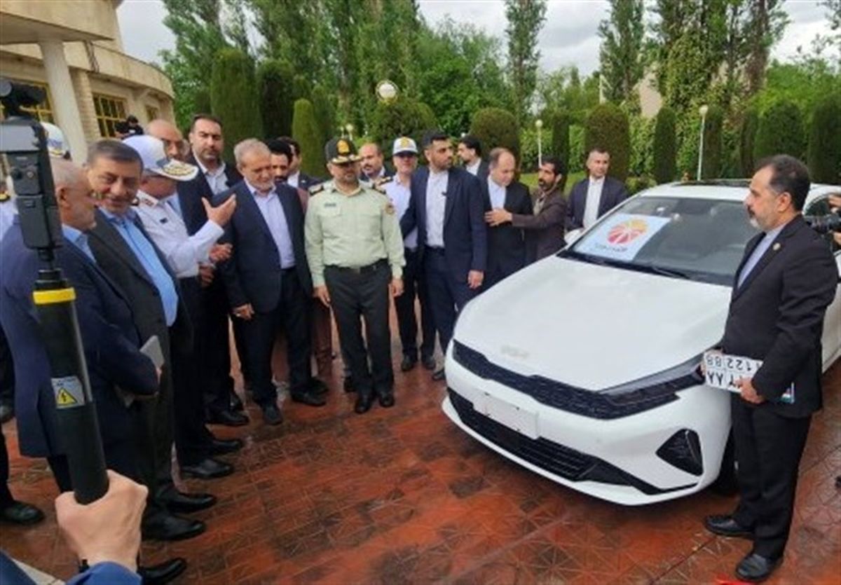 شماره‌گذاری نخستین خودروی وارداتی از منطقه آزاد قصرشیرین ‌با حضور پزشکیان