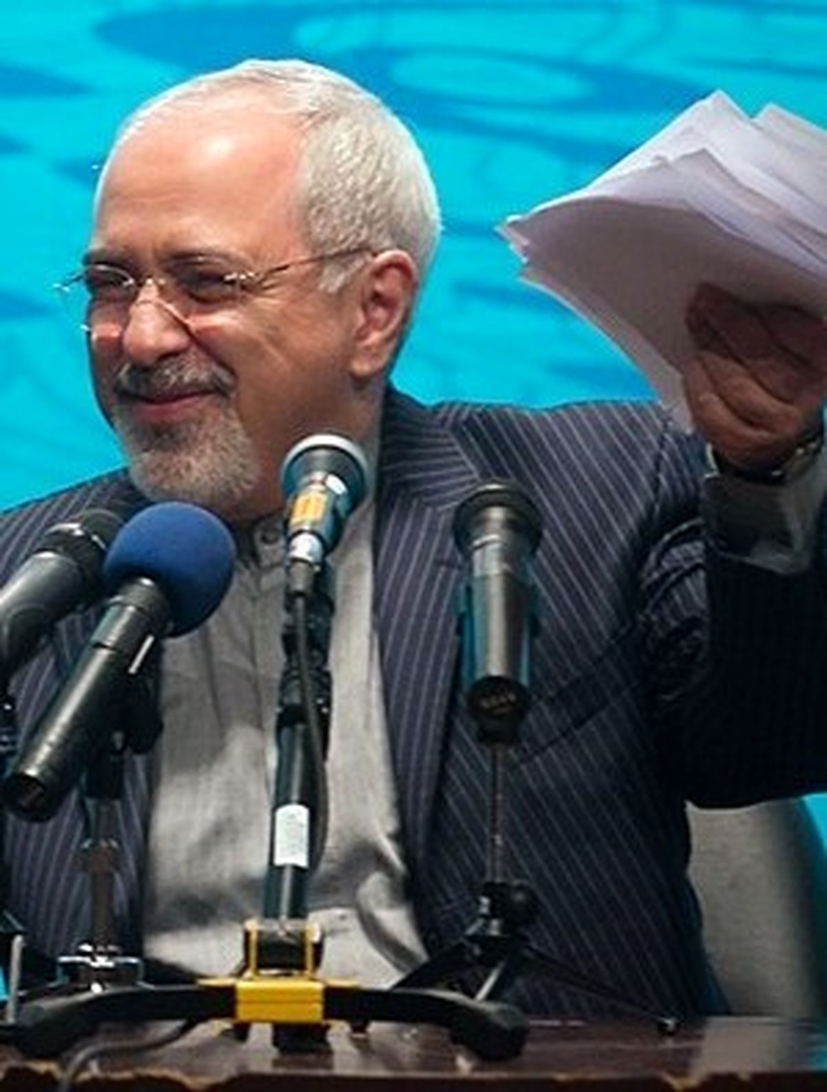 موضع محکم ایران را به زبان دیپلماتیک بیان میکنم/ از رهبری خرج نمیکنم، مسئولیت مذاکره با من است